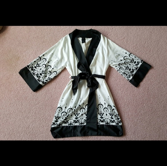Black and white kimono - Picture 1 of 1
